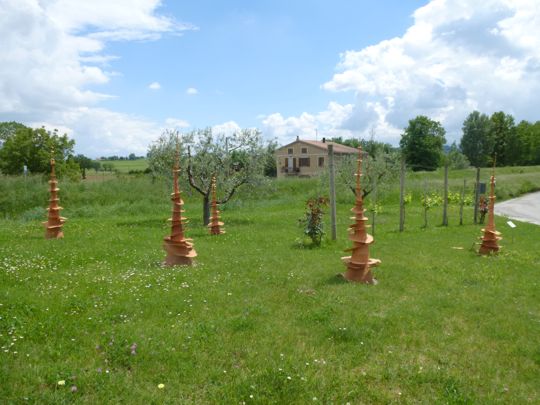 Drunken Forest dell'artista Annalisa Guerri nel Parco della Scultura di Castelbuono di Bevagna - Perugia - Umbria