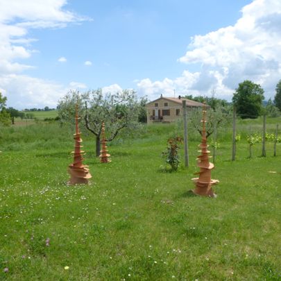 Drunken Forest di Annalisa Guerri opera del Parco della Scultura di Castelbuono Bevagna Perugia Umbria