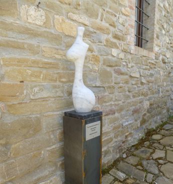 Metà donna dell'artista Elisa Lorenzelli nel Parco della Scultura di Castelbuono di Bevagna - Perugia - Umbria