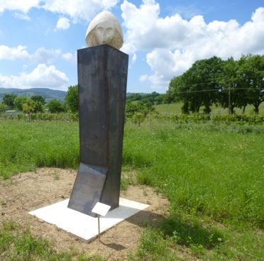 Nuda Terra dell'artista Gennj Trentini nel Parco della Scultura di Castelbuono di Bevagna - Perugia - Umbria