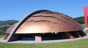 Cantina della tenuta Castelbuono, il carapace di rame progettato da Arnaldo Pomodoro