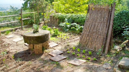 L'orto e la capanna dell' artista Romano Bertuzzi nel Parco della Scultura di Castelbuono di Bevagna - Perugia - Umbria