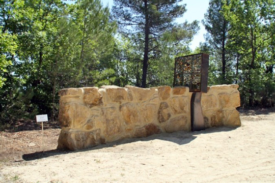 Oltre il muro-io dell' artista Armando Moriconi nel Parco della Scultura di Castelbuono di Bevagna - Perugia - Umbria