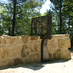 Oltre il muro-io di Armando Moriconi opera del Parco della Scultura di Castelbuono Bevagna Perugia Umbria