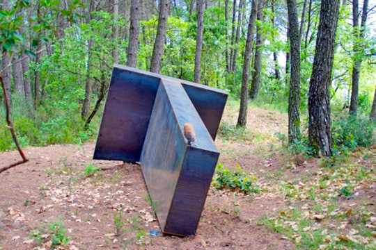 Un tau senza titolo dell' artista Marino Ficola nel Parco della Scultura di Castelbuono di Bevagna - Perugia - Umbria