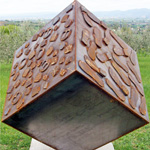 African cube/2 di Virginia Ryan opera del Parco della Scultura di Castelbuono Bevagna Perugia Umbria