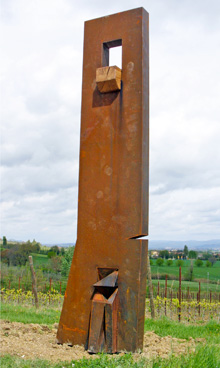 Ciclope grande dell' artista Angelo Cucciarelli nel Parco della Scultura di Castelbuono di Bevagna - Perugia - Umbria