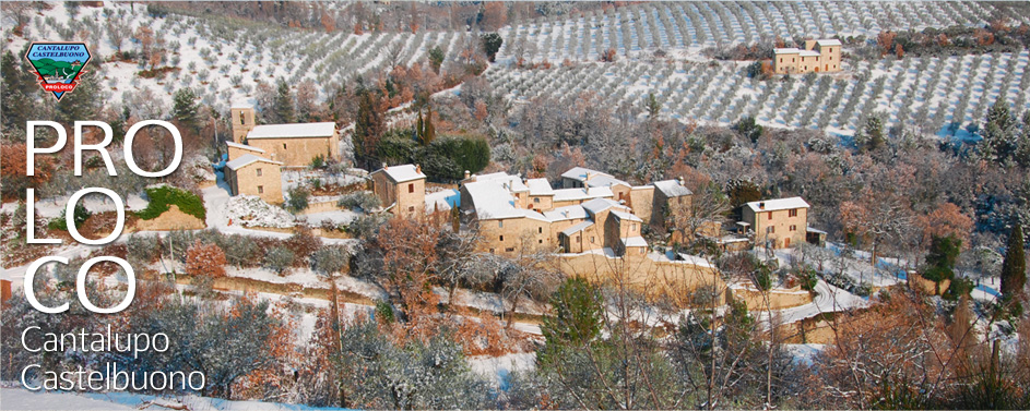 Panoramica di Castelbuono di Bevagna in inverno, sotto la neve